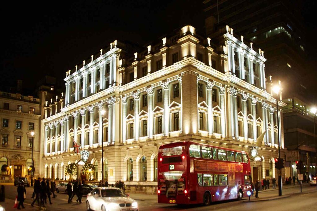 what are smart ways for booking budget hotels in london?