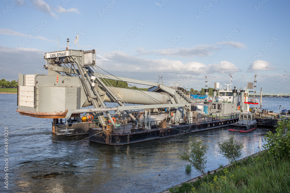 discuss designs and construction features of diving bell?