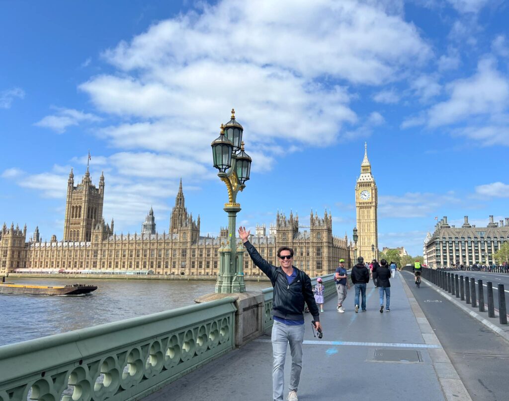 how does london travel guide help travellers?