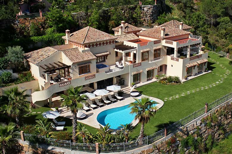 how luxury villas marbella facilitates the visitors?