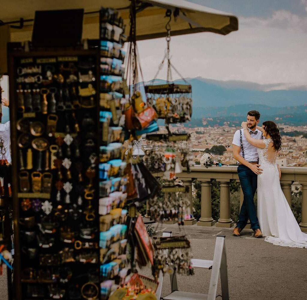 how can we find a good wedding destination photographer?