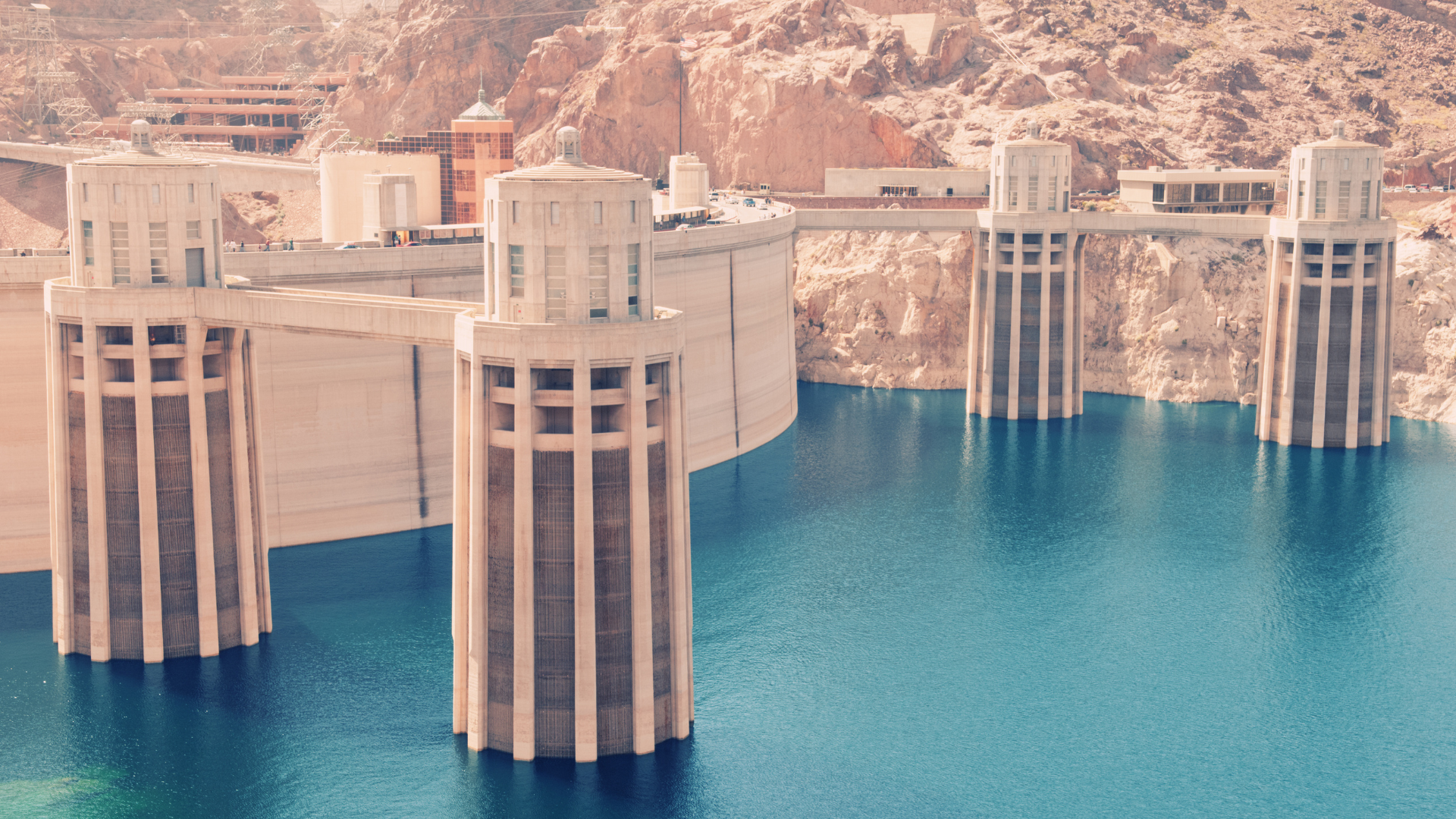 do hoover dam tours run everyday?