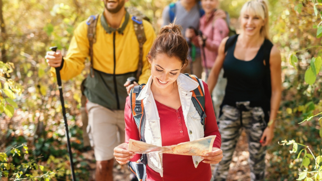 what qualifications are required for tour guide jobs?