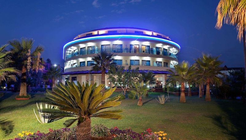 which facilities and amenities does saphir hotel & villas offer?